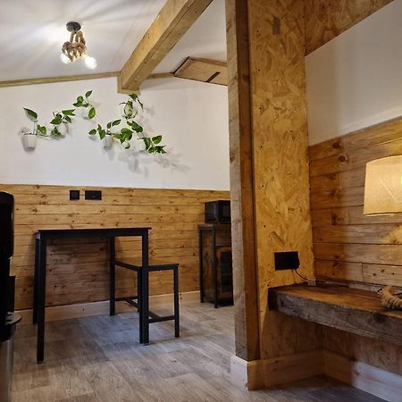 Two-Bedroom Cosy Country Lodge With Private Patio Greenhithe Exteriör bild