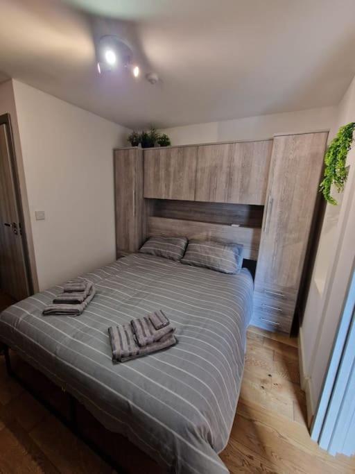Two-Bedroom Cosy Country Lodge With Private Patio Greenhithe Exteriör bild