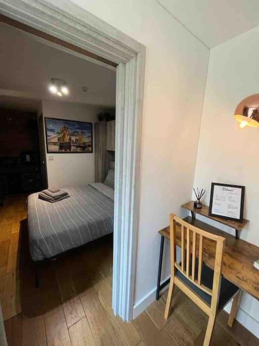 Two-Bedroom Cosy Country Lodge With Private Patio Greenhithe Exteriör bild