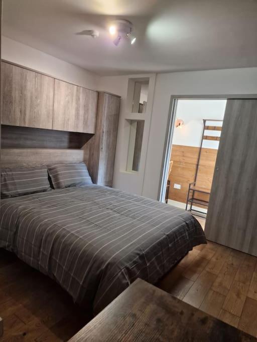 Two-Bedroom Cosy Country Lodge With Private Patio Greenhithe Exteriör bild
