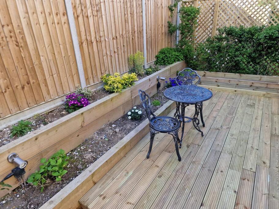Two-Bedroom Cosy Country Lodge With Private Patio Greenhithe Exteriör bild